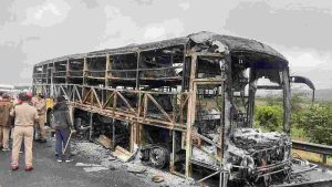 ​ആന്ധ്രയിൽ ബസ്സും ലോറിയും കൂട്ടിയിടിച്ച് തീപിടിച്ചു; 12 യാത്രക്കാർക്ക് ദാരുണാന്ത്യം