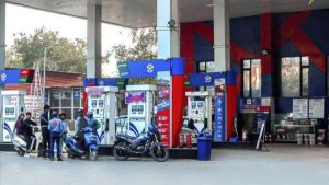 ഇന്ധനവില വർധന ഭീതിക്കിടെ ആശ്വാസമായി കേന്ദ്ര ഇടപെടൽ; പെട്രോൾ, ഡീസൽ എക്സൈസ് തീരുവ വെട്ടിക്കുറച്ചു