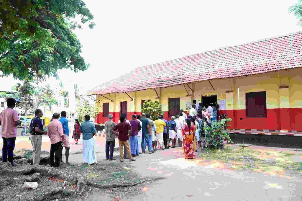 കൊല്ലത്ത് വോട്ടർമാരുടെ പടയോട്ടം; പോളിംഗ് 76 ശതമാനം കടന്നു, പ്രവചനാതീതം വിധി