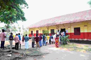 കൊല്ലത്ത് വോട്ടർമാരുടെ പടയോട്ടം; പോളിംഗ് 76 ശതമാനം കടന്നു, പ്രവചനാതീതം വിധി