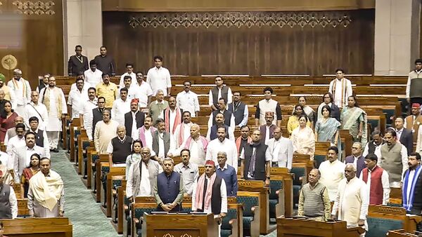 വനിതാ സംവരണ ബില്ലിൽ സഭ കത്തുന്നു; ലോക്സഭയിൽ പ്രതിപക്ഷ പ്രതിഷേധം