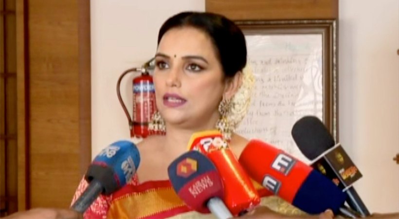 ‘അമ്മ’യിൽ വൻ പെട്ടിത്തെറി: ശ്വേത മേനോനും ഭരണസമിതിയും ഒന്നടങ്കം രാജിവെച്ചു; വീണ്ടും അഡ്ഹോക്ക് കമ്മിറ്റിയിലേക്ക്