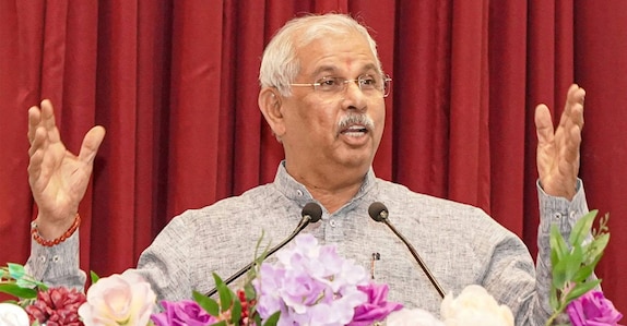 ഉദ്യോഗസ്ഥരെ ലോക് ഭവനിലേക്ക് വിളിക്കരുതെന്ന മുഖ്യമന്ത്രിയുടെ നിലപാട് തള്ളി ഗവർണർ