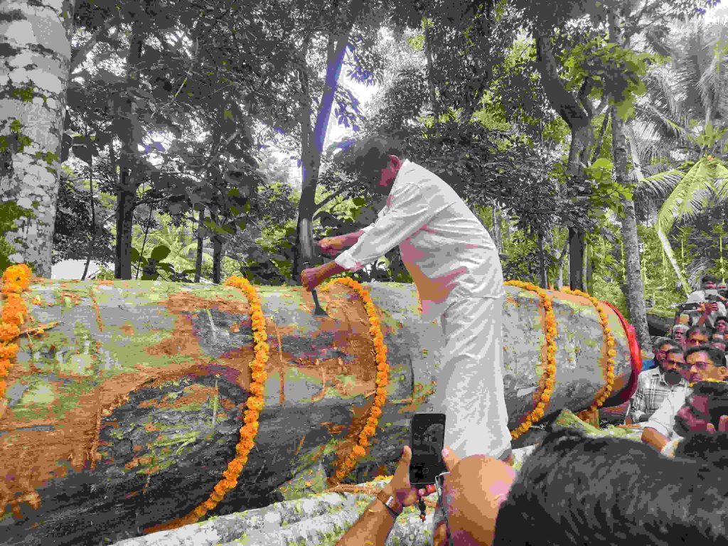 വഞ്ചിപ്പാട്ടിന്റെ താളത്തിൽ മൂക്കന്നൂർ പള്ളിയോട നിർമാണത്തിന് ഉളികുത്തി