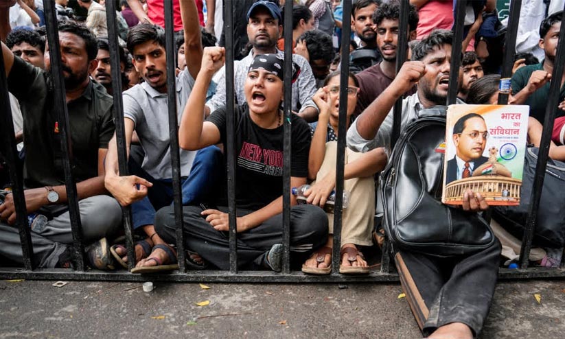 ജന്തർ മന്തറിലെ പാറ്റകളുടെ സമരം ഫലം കണ്ടില്ലേ?” ഡൽഹി സർവകലാശാലയിലും എബിവിപിക്ക് വിദ്യാർത്ഥി പിന്തുണ