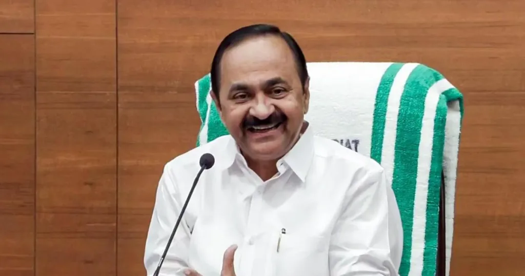 മലവെള്ളപ്പാച്ചിൽ ദുരന്തം: പൂക്കോട്ടുപാടത്ത് മുഖ്യമന്ത്രി; ചാർട്ടേഡ് വിമാനയാത്ര വിവാദത്തിൽ