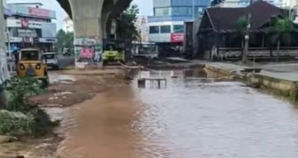പത്തനംതിട്ട ടൗണിൽ പൈപ്പ് ലൈൻ തകർന്നു; ശുദ്ധജലം തെരുവിലേക്ക്