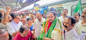 വിസ്റ്റാഡോം കോച്ചിന് ആവേശകരമായ സ്വീകരണം; എൻ.കെ. പ്രേമചന്ദ്രൻ എംപിയെ ആദരിച്ചു